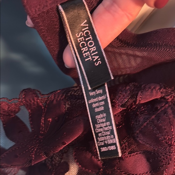 Elegant Lace Burgandy Purple Bra Victoria’s Secret - Picture 2 of 5
